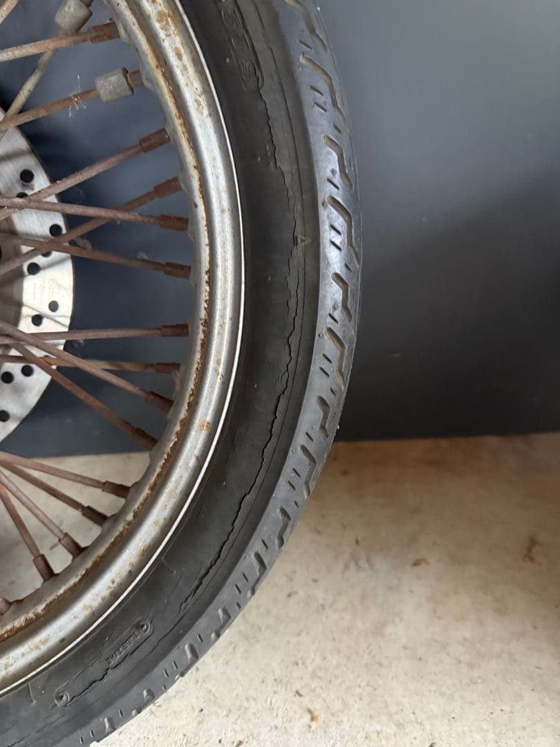 スティード400 フロントホイール19インチ　ブレーキディスクキャリパーサポート