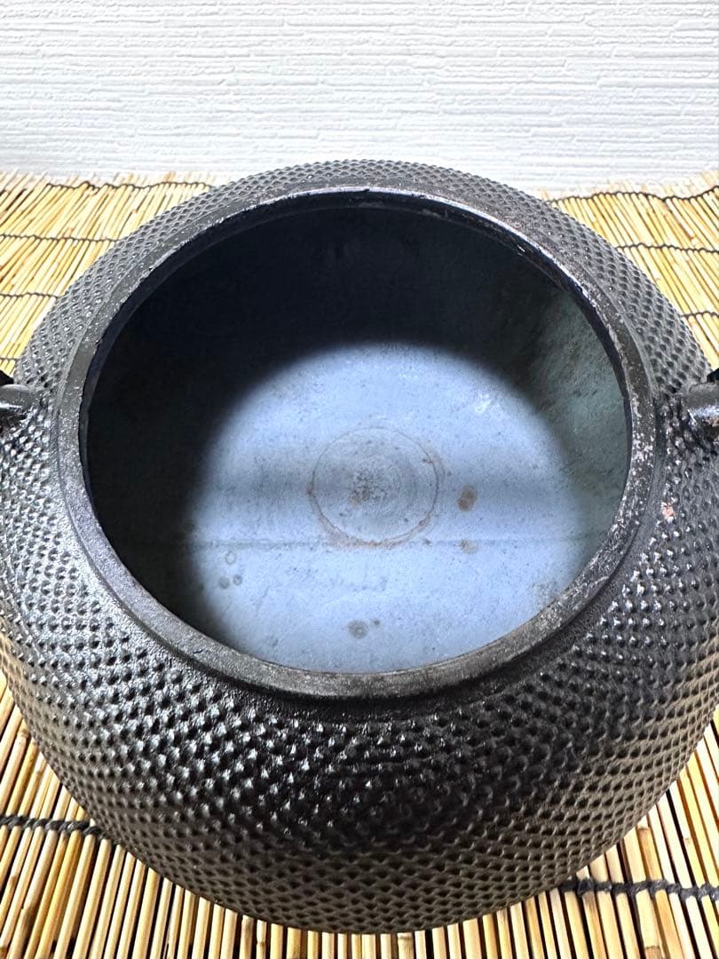 未使用、保管品　南部岩鋳造　１８型丸平アラレ　南部鉄瓶　南部鉄器　鉄瓶