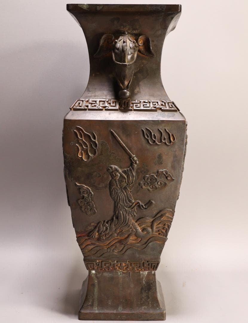 BK443　中国古玩　大明洪武 工部監造　象耳銅製花瓶 壺 箱付　高さ47.9㎝