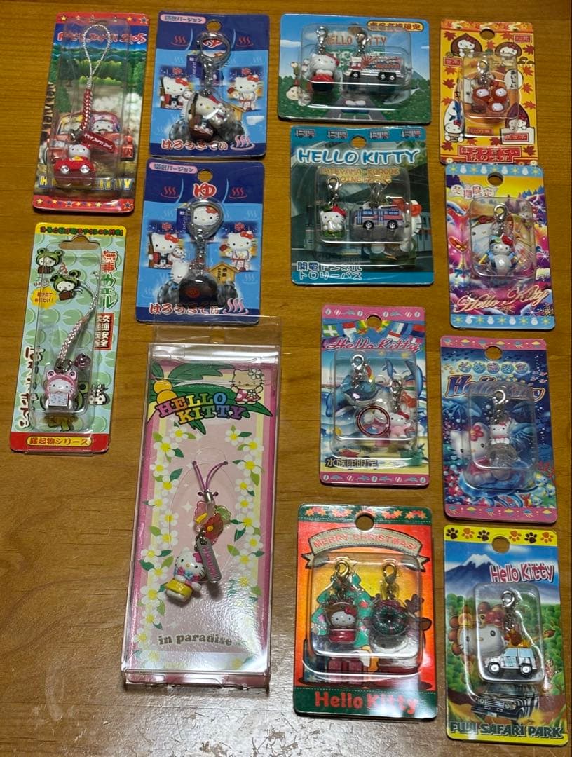 【まとめ売り】ハローキティご当地キティストラップ147個セット+本+おまけ複数