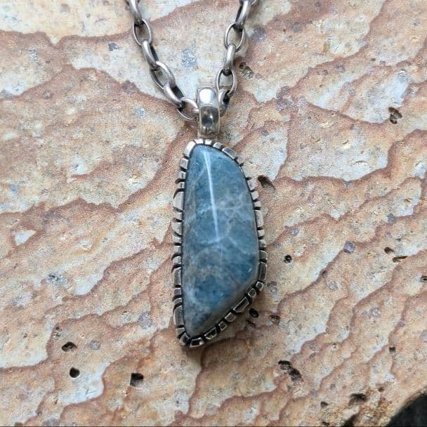 ハンドメイドの入りコン沢トップ　ペンダントトップ　糸魚川翡翠