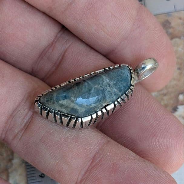 ハンドメイドの入りコン沢トップ　ペンダントトップ　糸魚川翡翠