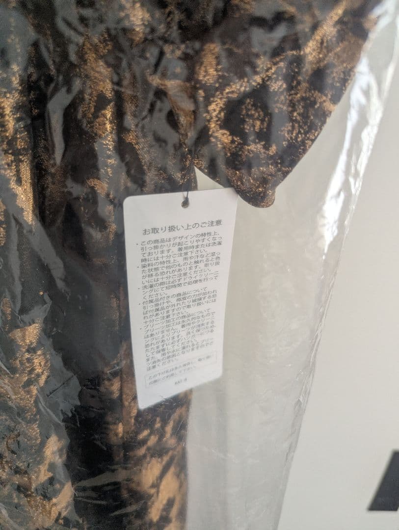 黒と金の花柄マキシドレス