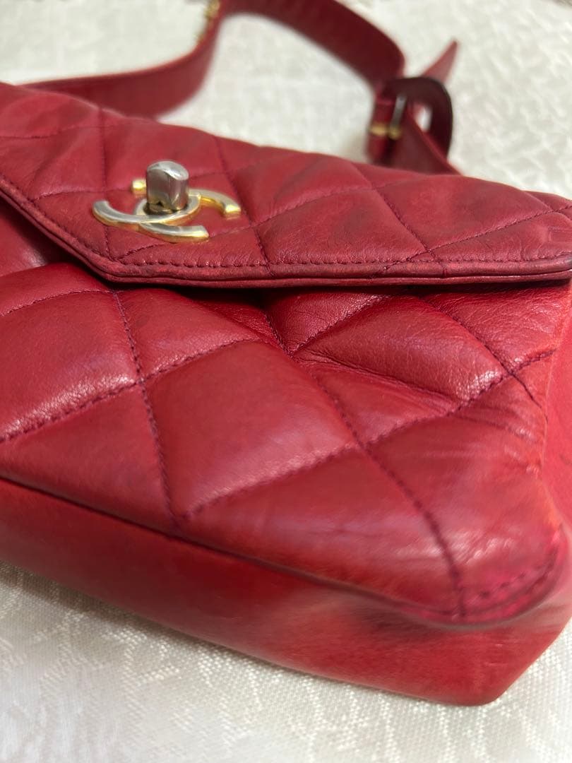 CHANEL シャネル　赤 ボディバッグ