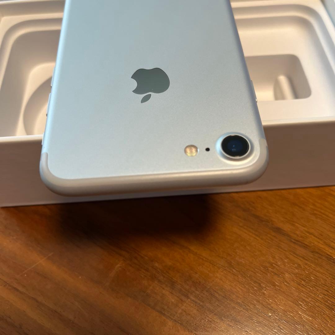 iPhone 7 Silver 32 GB レザーケース、ガラス保護フィルム付き