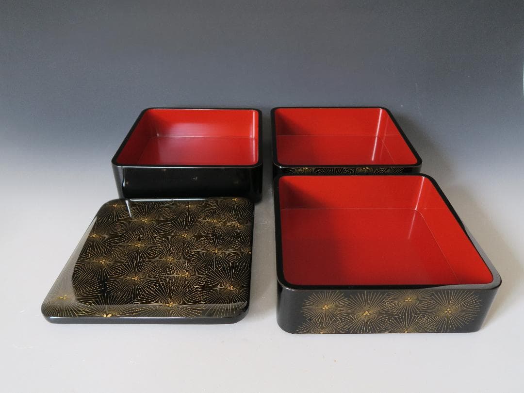 【輪島塗】亀甲松沈金 三段重 重台 天然木 共箱 亀甲松沈金 吸物椀 六客 箱無