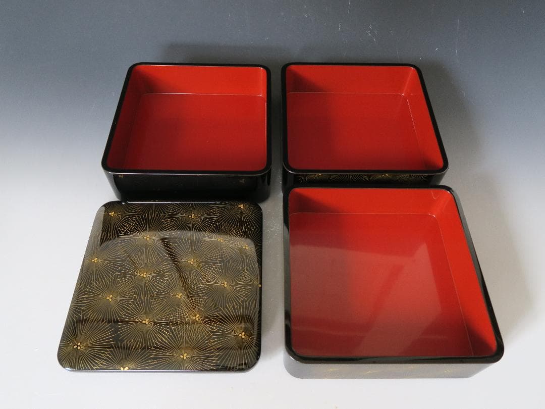 【輪島塗】亀甲松沈金 三段重 重台 天然木 共箱 亀甲松沈金 吸物椀 六客 箱無