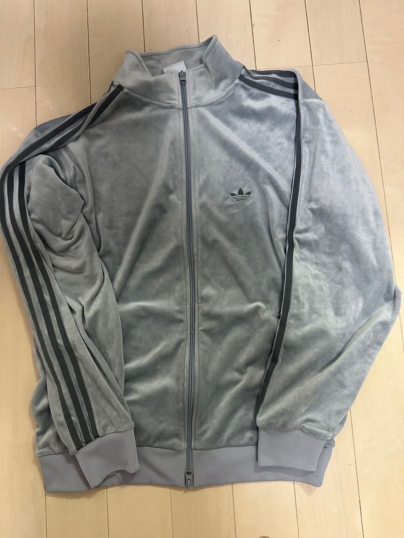1月7日まで値下げ中‼️adidas トラックジャケット　ジャージ　ベロアグレー