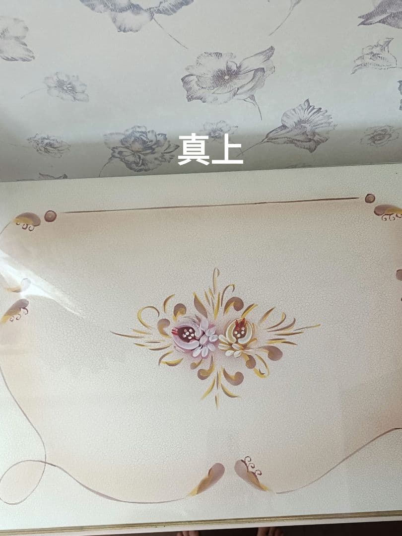 ロココ調　キャビネット　ガラス天板付