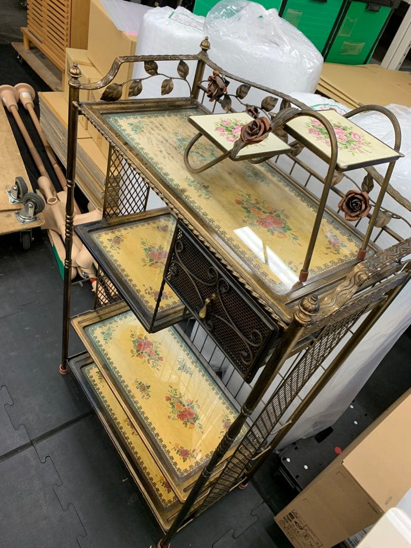 アンティーク家具　ラック　インテリア　花柄　メタルラック