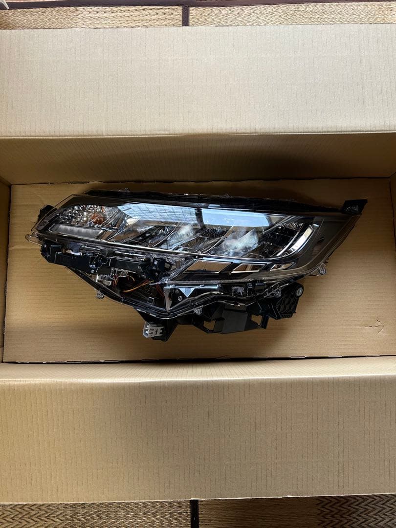 【新品】トヨタ ノア 90系 左ヘッドライト