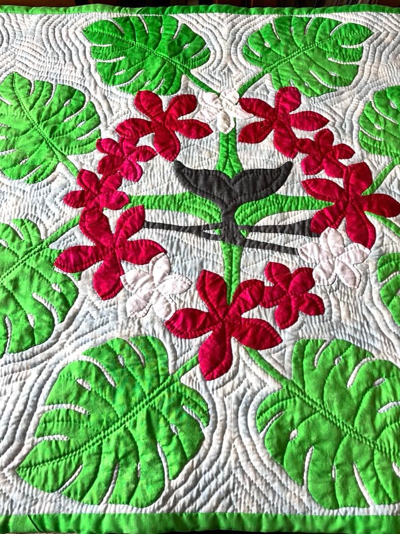 ハワイアンキルト　モンステラとプルメリア鯨の尻尾のタペストリー