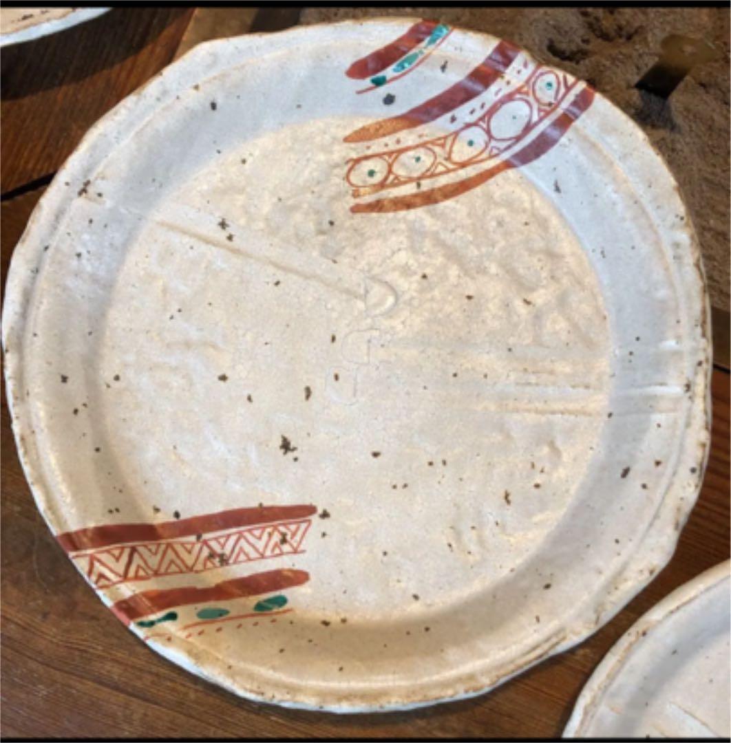 落ち着いた雰囲気の大きなお皿1枚