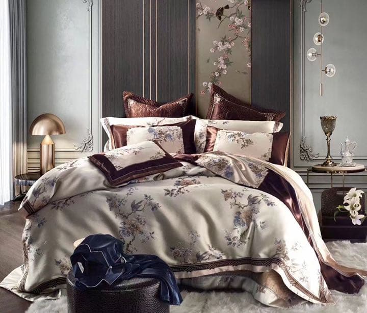 寝具カバーセット4点　海外クイーン　刺繍 キングサイズ　高級サテン