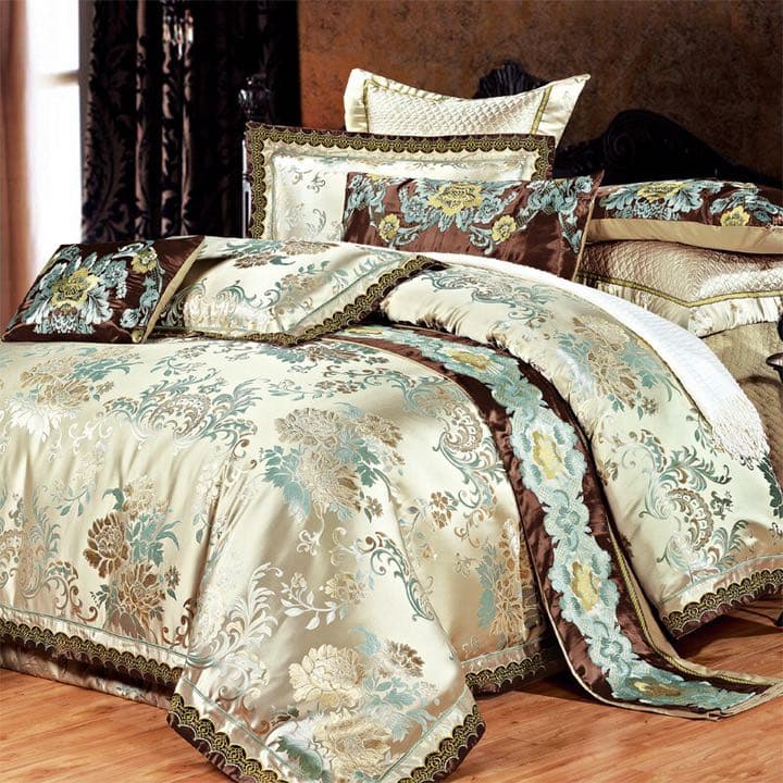 寝具カバーセット4点　海外クイーン　刺繍 キングサイズ　高級サテン