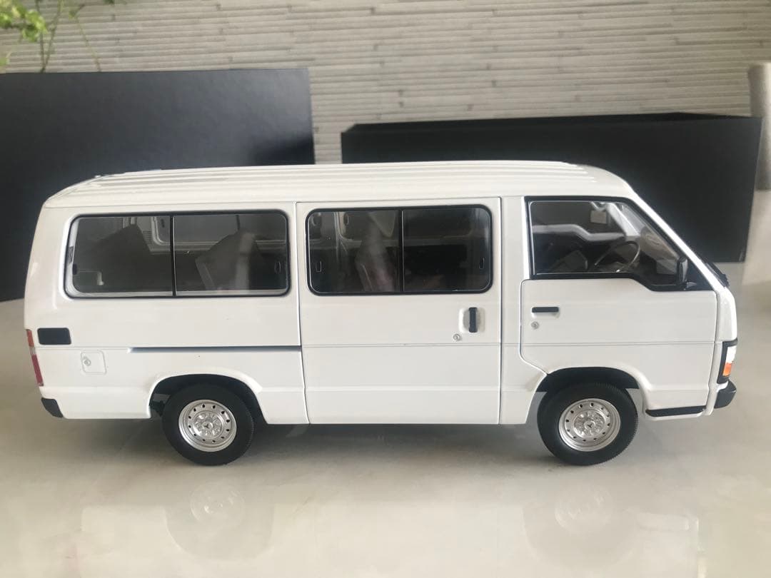 プライスダウン！トヨタハイエース1/18 TOYOTA H50 White