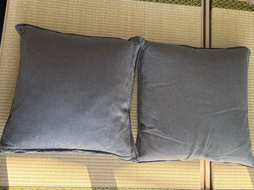 グレーの正方形クッション 2つセット