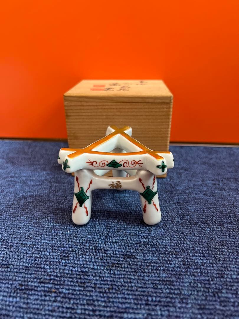 1219【茶道具】京焼　高野昭阿弥造　福禄寿　赤絵三ツ鳥居蓋置　未使用