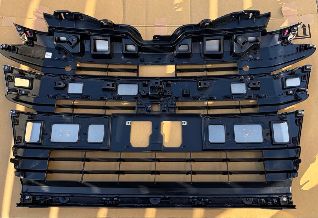 【送料込み】トヨタ ノア 90系 純正 フロント グリル 【新車外し】