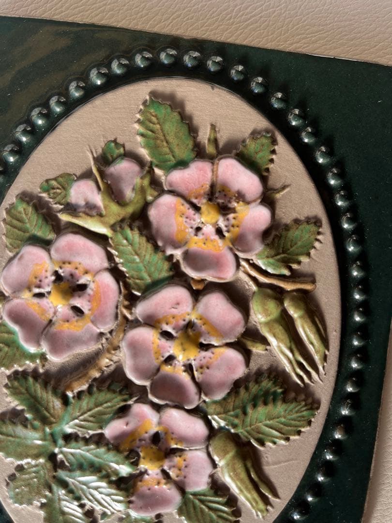 Jie Gantofta（ジイ・ガントフタ）　ローズヒップ　陶板