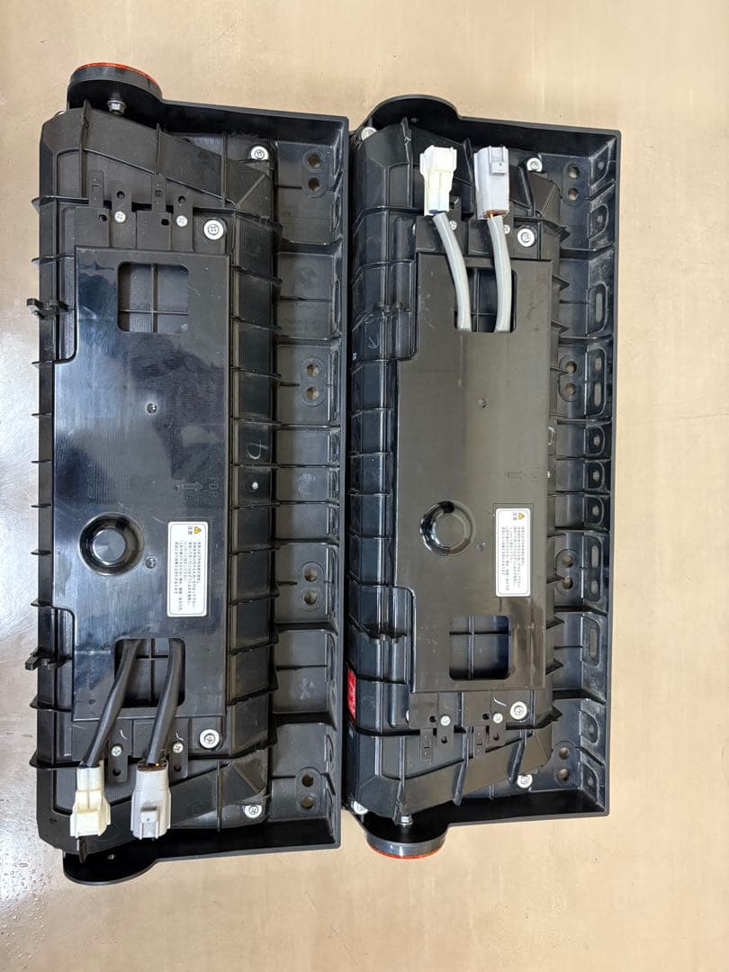 G*d様 【新車外し品】小糸　LED3連テールランプ左右セット