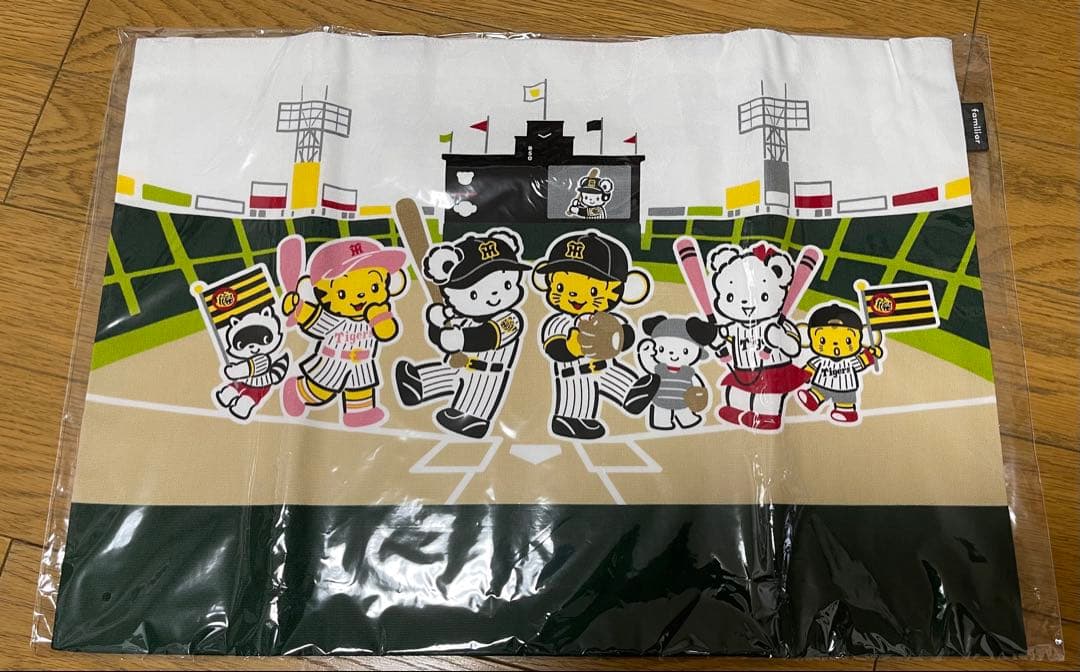 新品未開封阪神タイガース×familiarタオルハンカチレッスンバッグファミリア