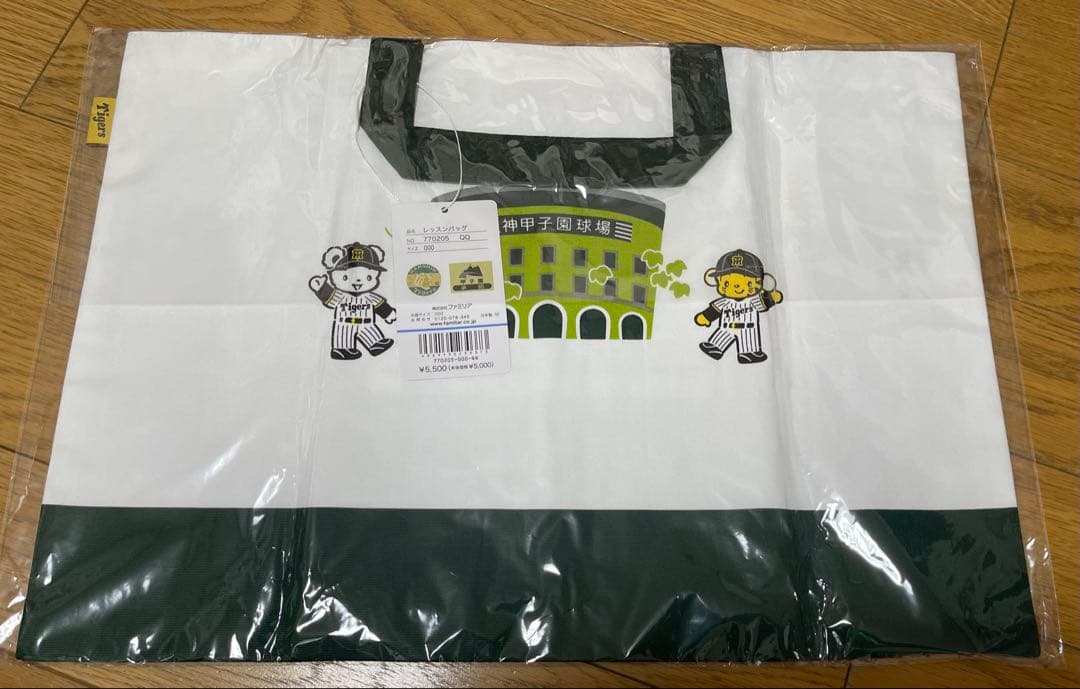 新品未開封阪神タイガース×familiarタオルハンカチレッスンバッグファミリア