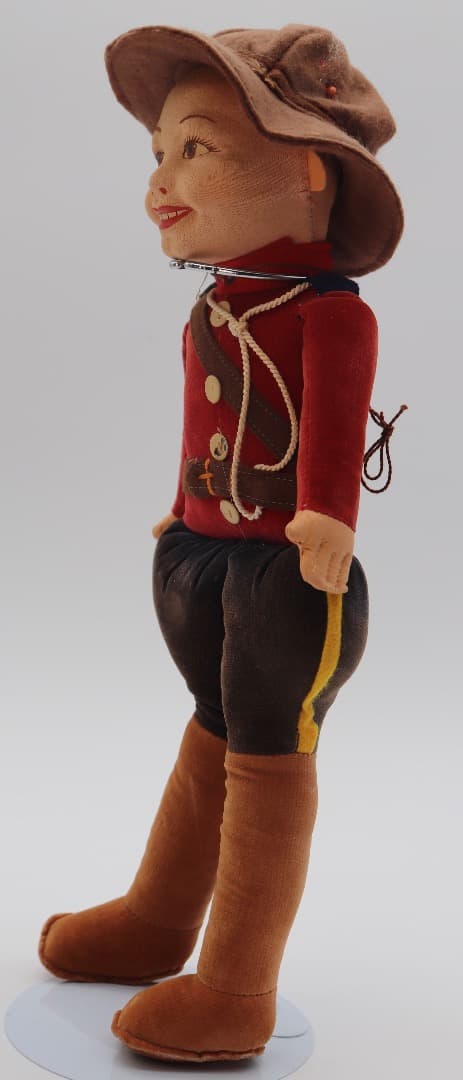 ビンテージ、ノラ・ウィリングス カナダ警察の赤い制服の布製人形 35cm