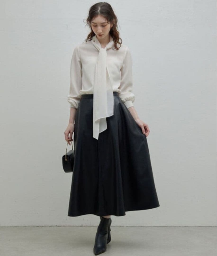 【美品】2024年製　ガリャルダガランテ　フィネスボウタイブラウス　とろみ素材