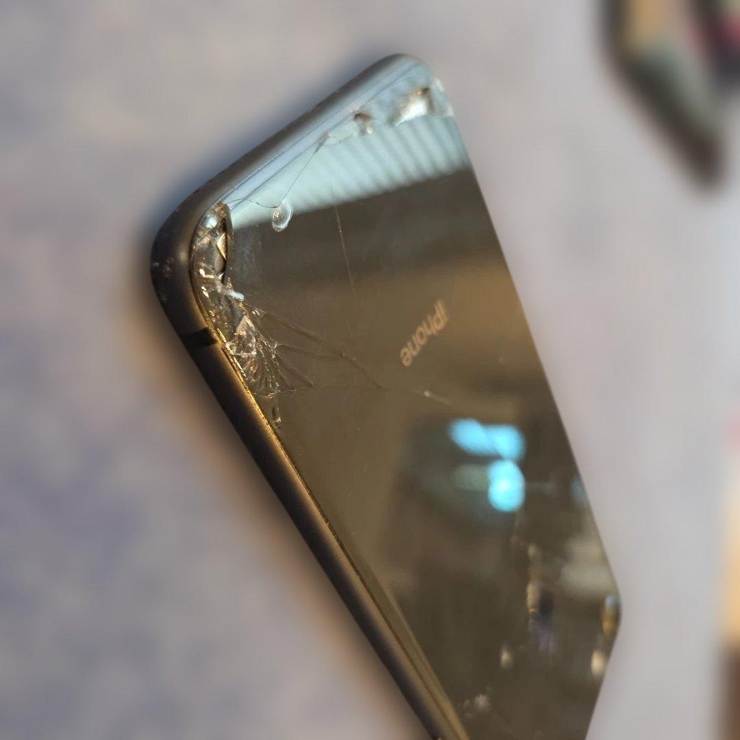 iPhone8 本体 ひび割れあり