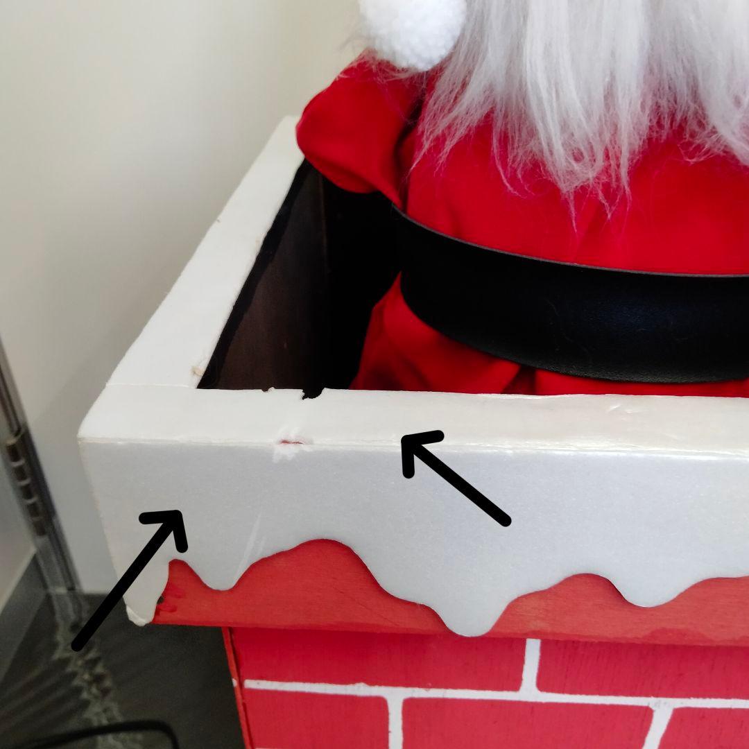 煙突から顔をのぞかせるサンタクロース　サンタ　クリスマス　ディスプレイ