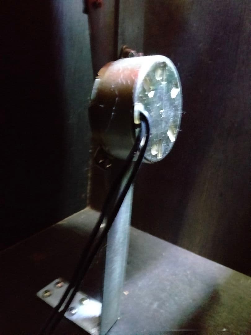 煙突から顔をのぞかせるサンタクロース　サンタ　クリスマス　ディスプレイ