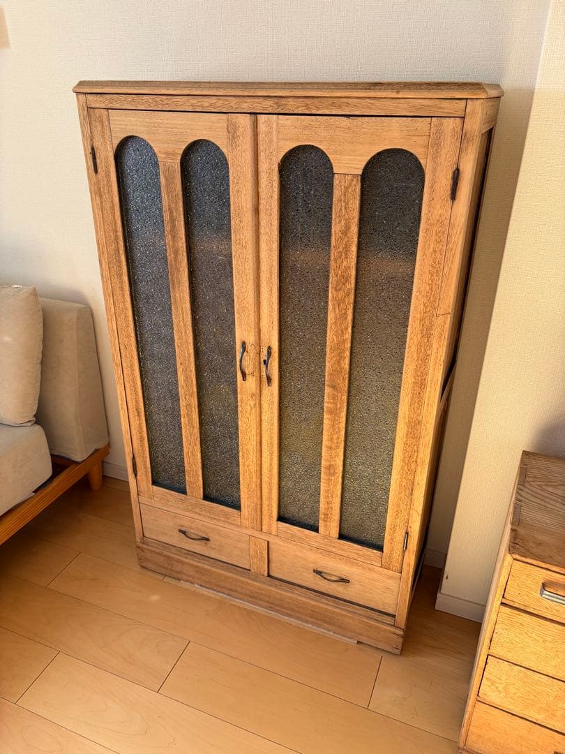 木製ヴィンテージキャビネット アーチガラス扉付き