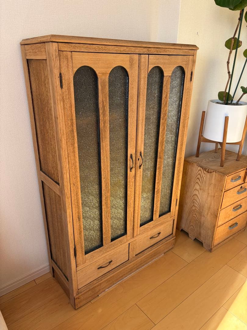 木製ヴィンテージキャビネット アーチガラス扉付き