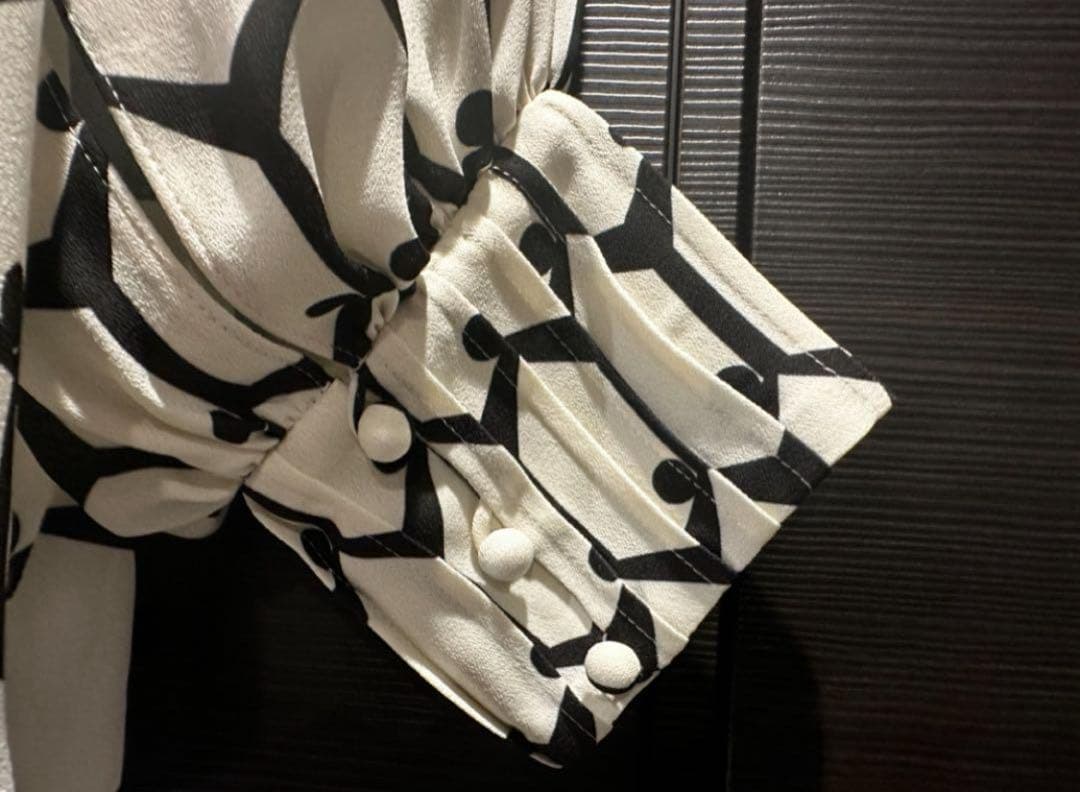 ぷ*ん様 【ADOREアドーア】ヘキサゴンプリントブラウス38《ホワイト》