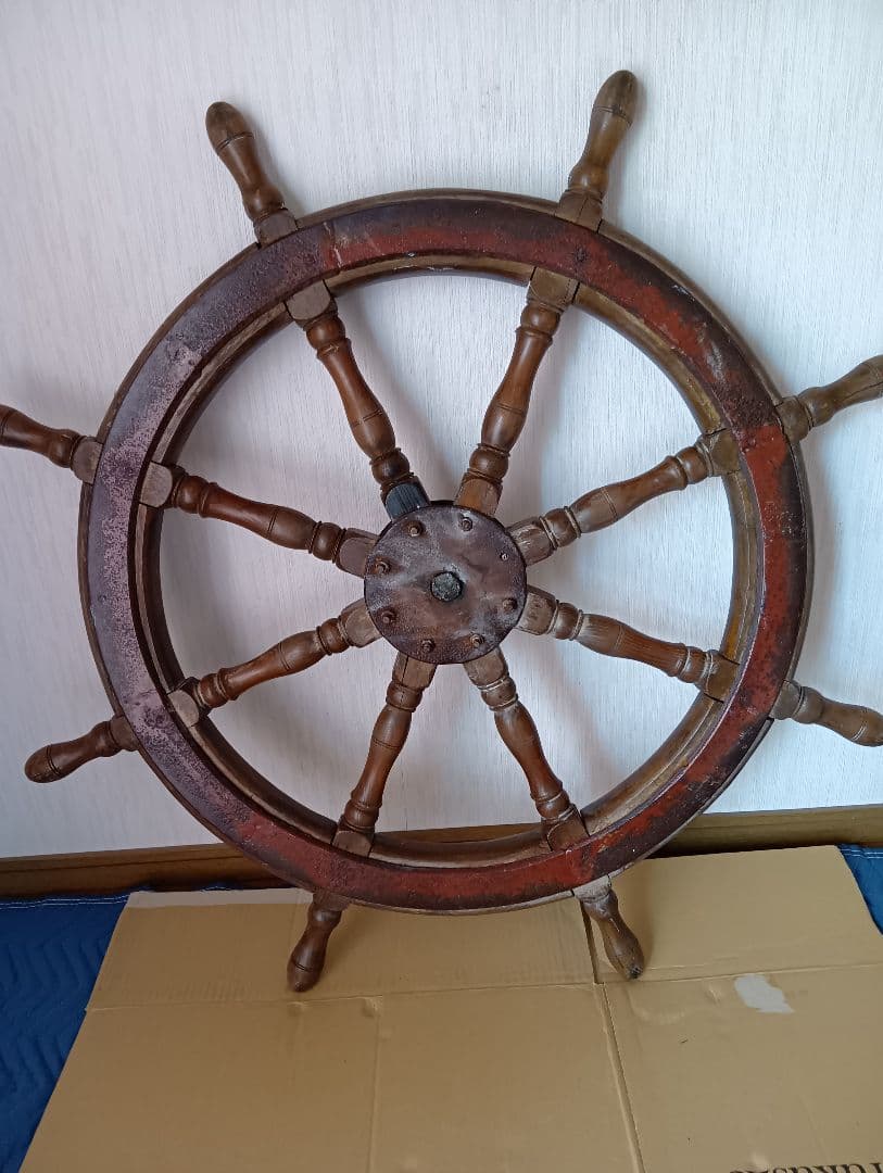 アンティーク船の特大舵輪