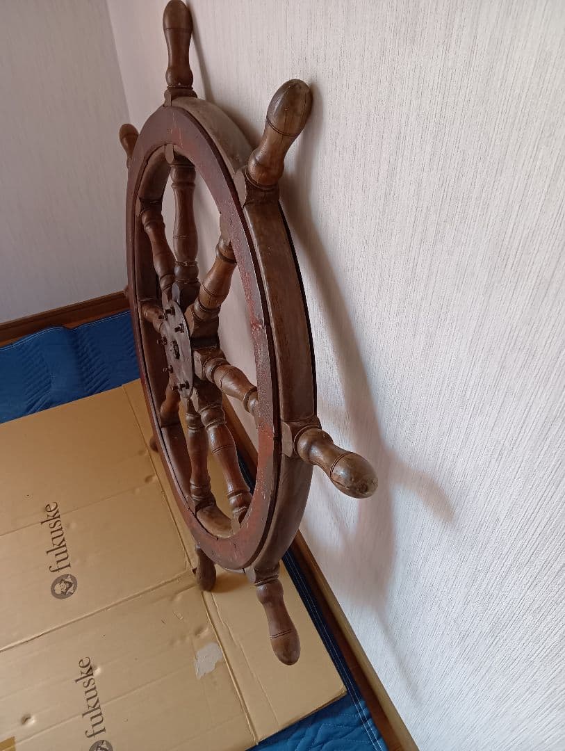 アンティーク船の特大舵輪