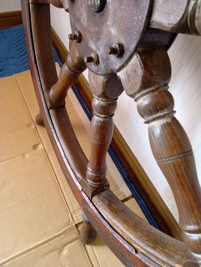 アンティーク船の特大舵輪