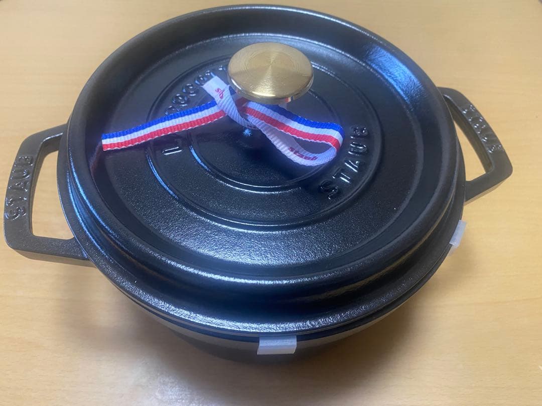 【未使用、シリアルナンバー付き】staub 鋳鉄 両手鍋 黒（20cm）