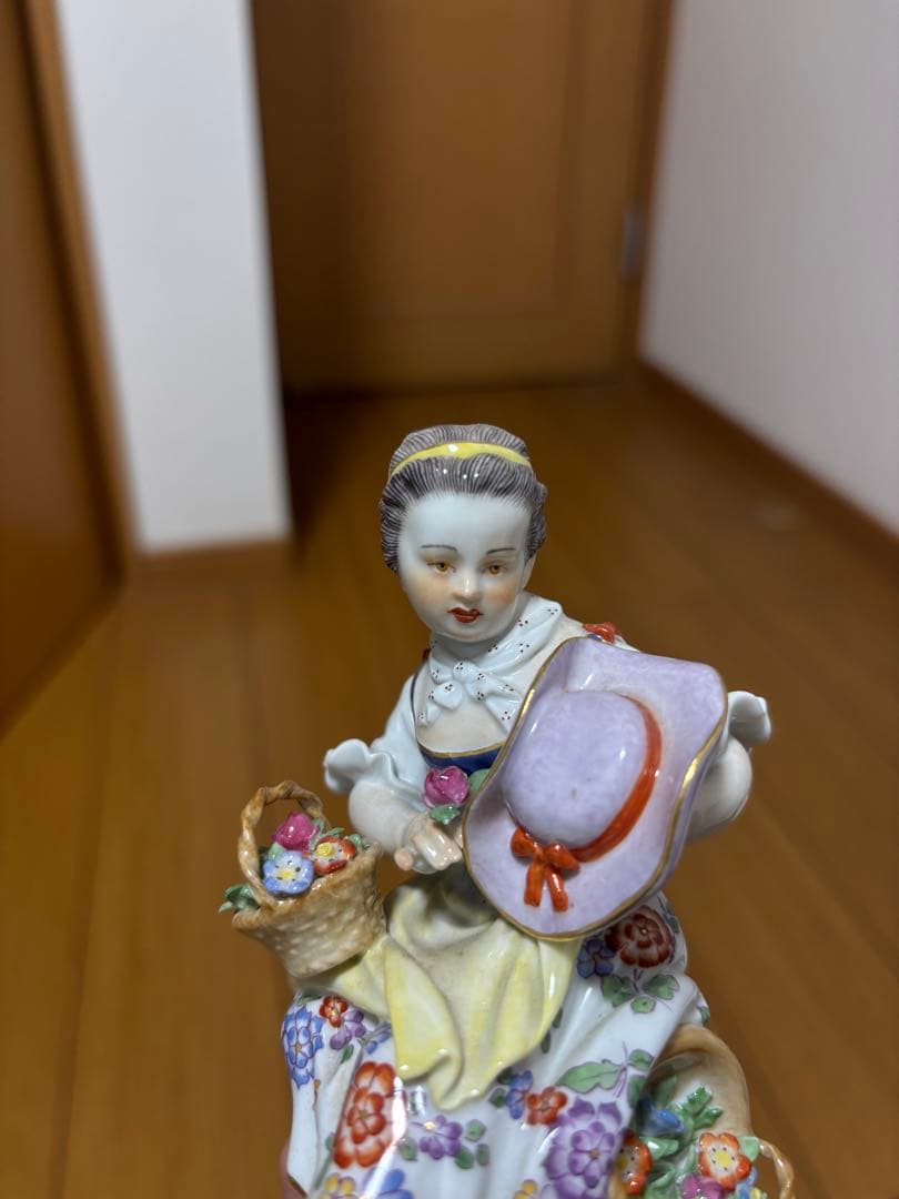 マイセン 花かごを持つ女性
