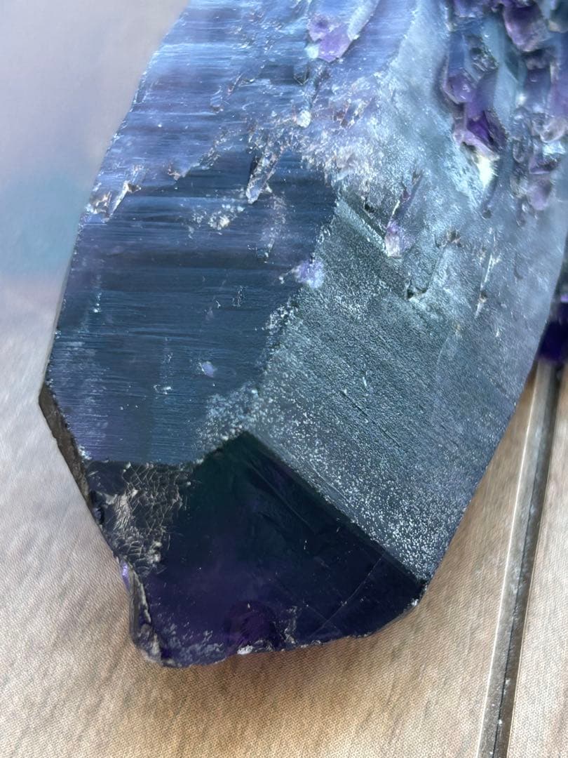 ナイジェリア産 トゥトゥクリフスアメジスト 原石 深紫の層を刻む、断崖の記憶