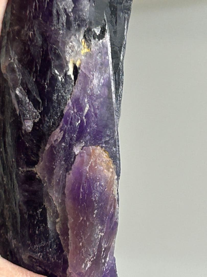 ナイジェリア産 トゥトゥクリフスアメジスト 原石 深紫の層を刻む、断崖の記憶
