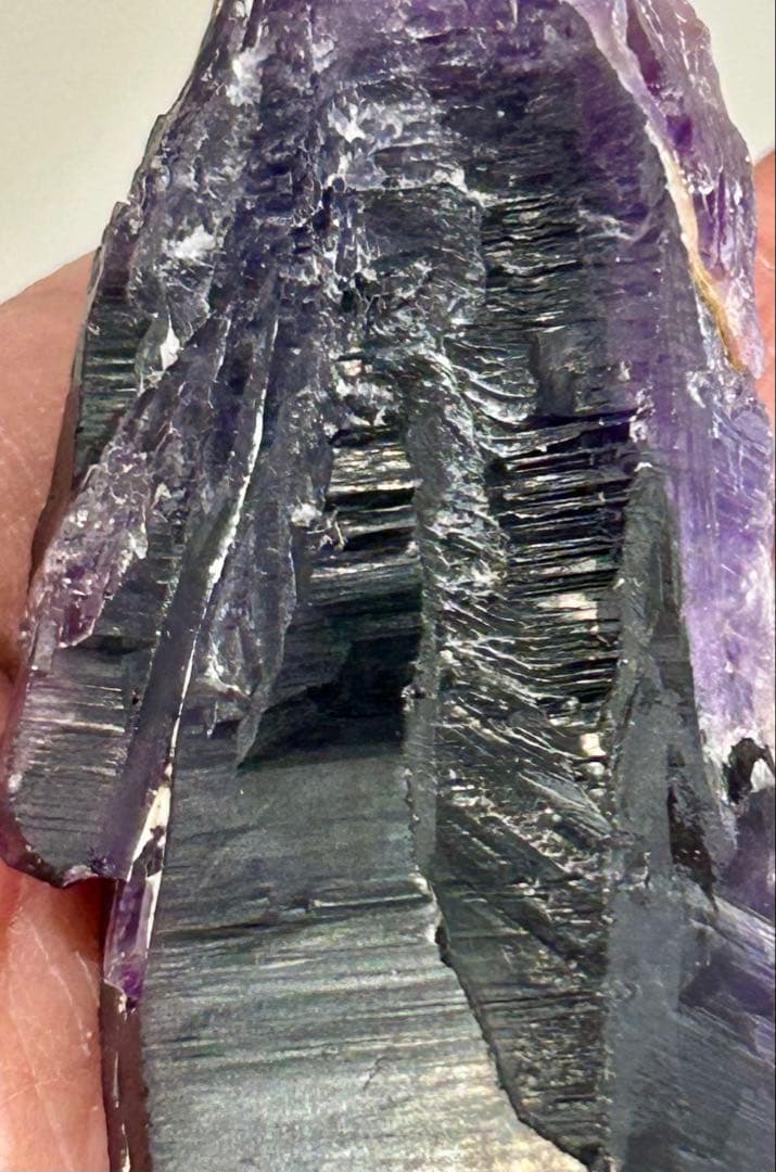 ナイジェリア産 トゥトゥクリフスアメジスト 原石 深紫の層を刻む、断崖の記憶