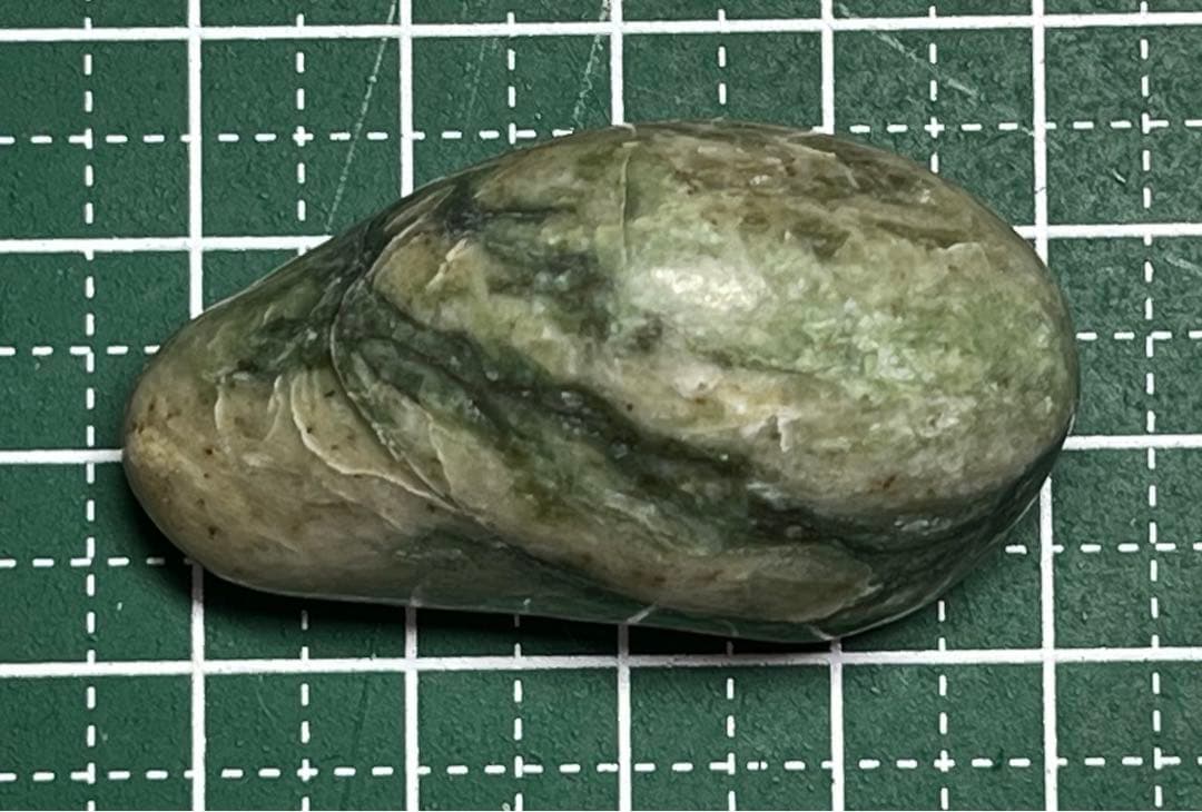 富山県産　ネフライト　白混玉　国産鉱物　標本　原石