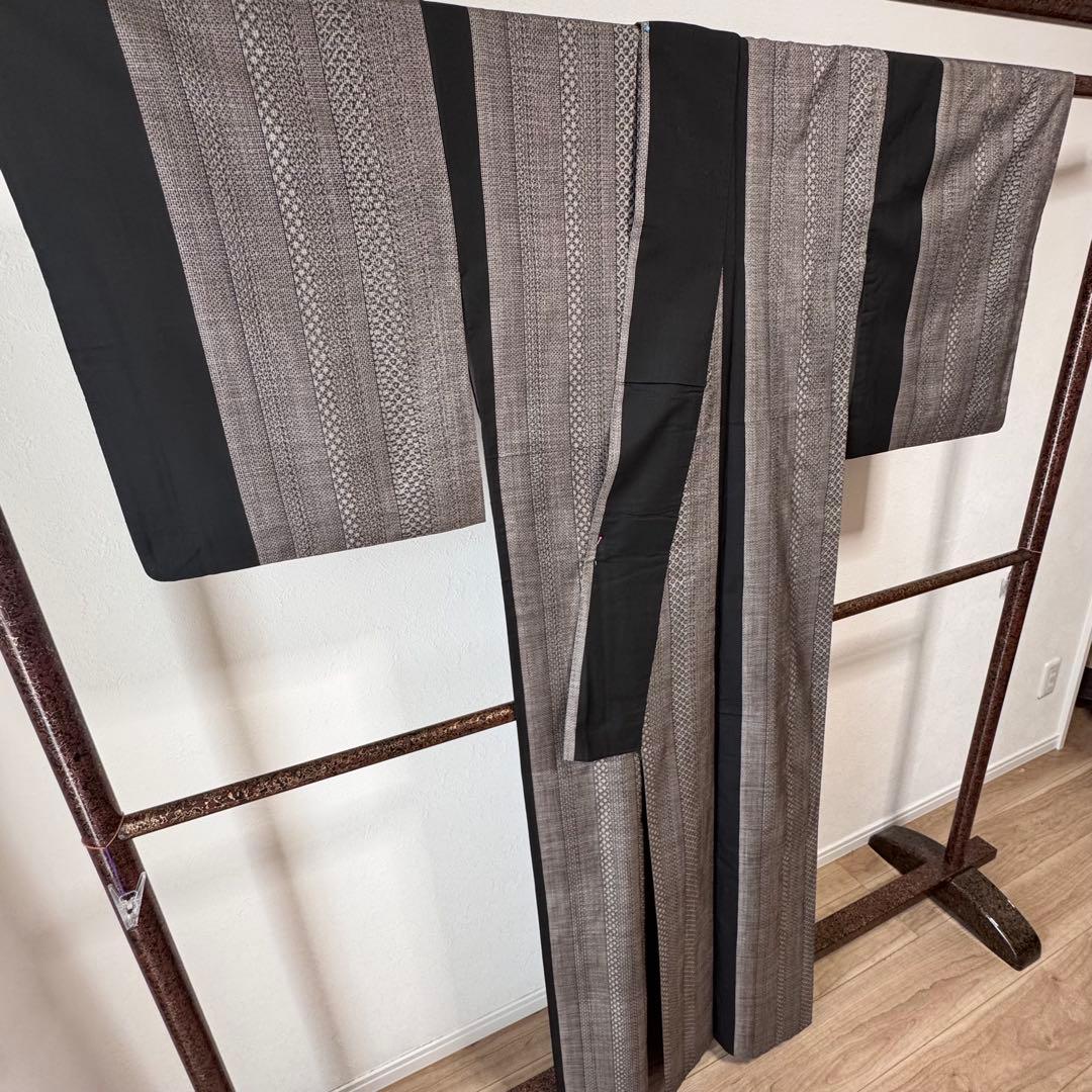 超美品　着物　本場大島紬 縦横　割込絣　正絹　泥染　シンプル　モダン　162