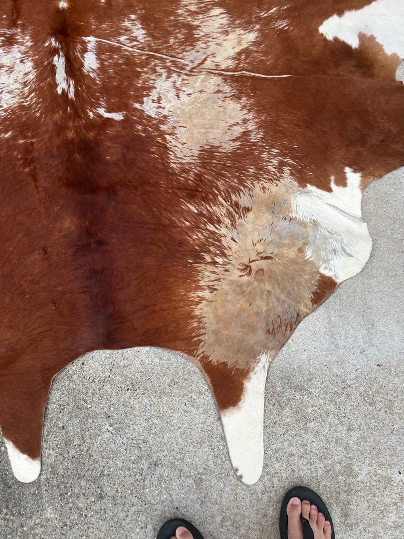 天然牛革ラグ 茶色と白の模様