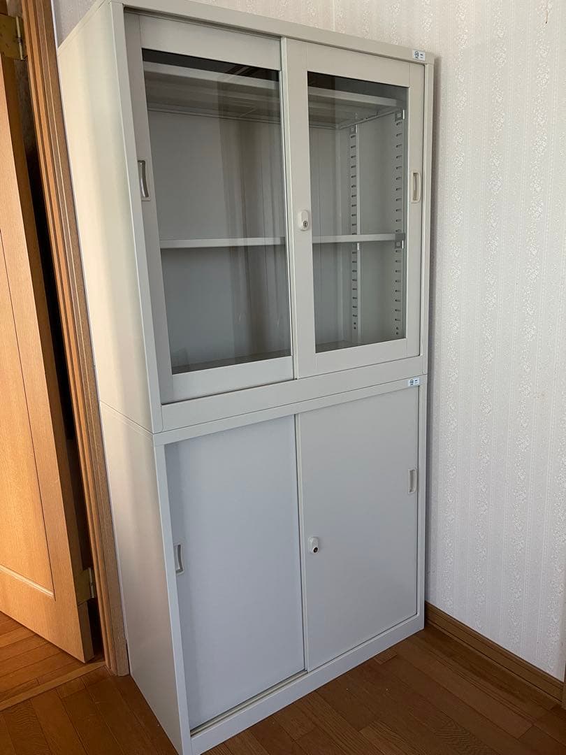 鍵付きオフホワイトキャビネット 上部ガラス扉付き