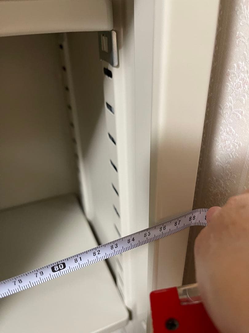 鍵付きオフホワイトキャビネット 上部ガラス扉付き