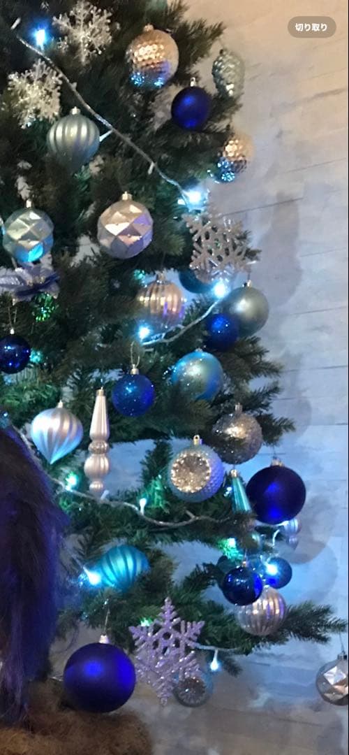 青と銀のクリスマスツリー 本物のモミの木に近い質感　沢山の装飾にサンタ帽付き