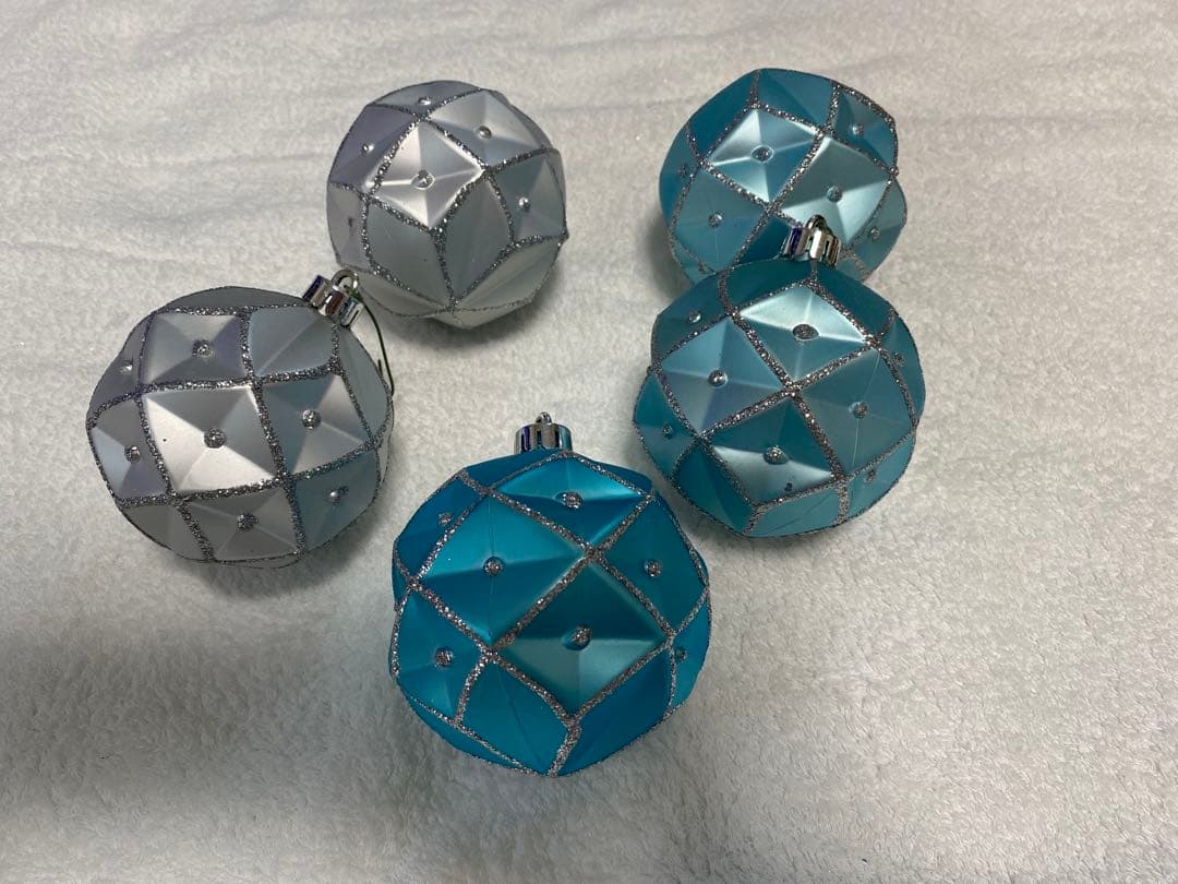 青と銀のクリスマスツリー 本物のモミの木に近い質感　沢山の装飾にサンタ帽付き